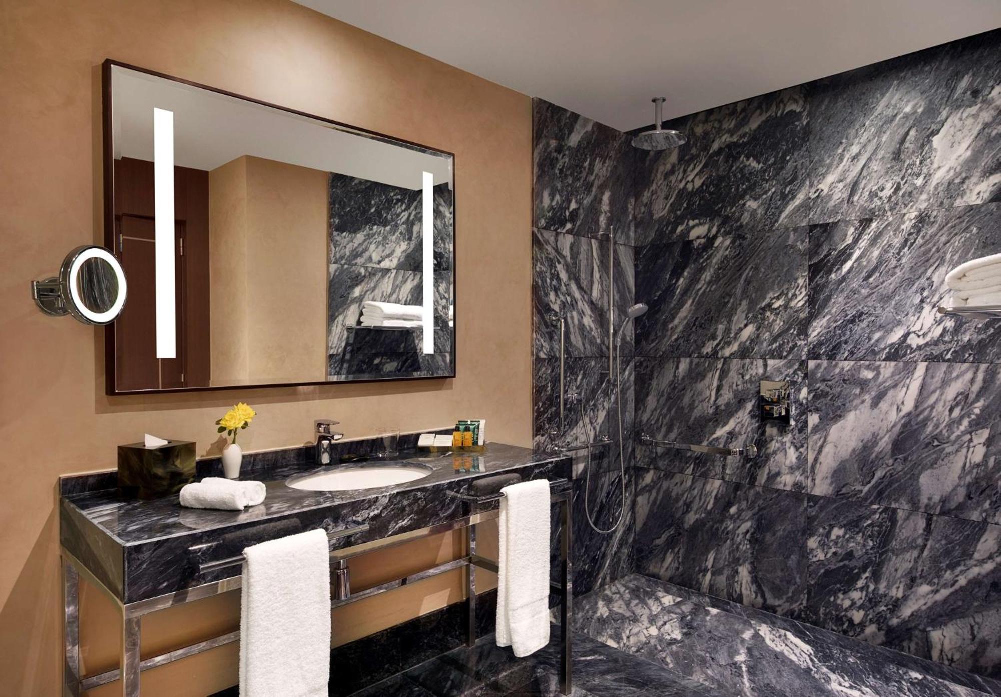 Hilton Tanger City Center Екстериор снимка Bathroom