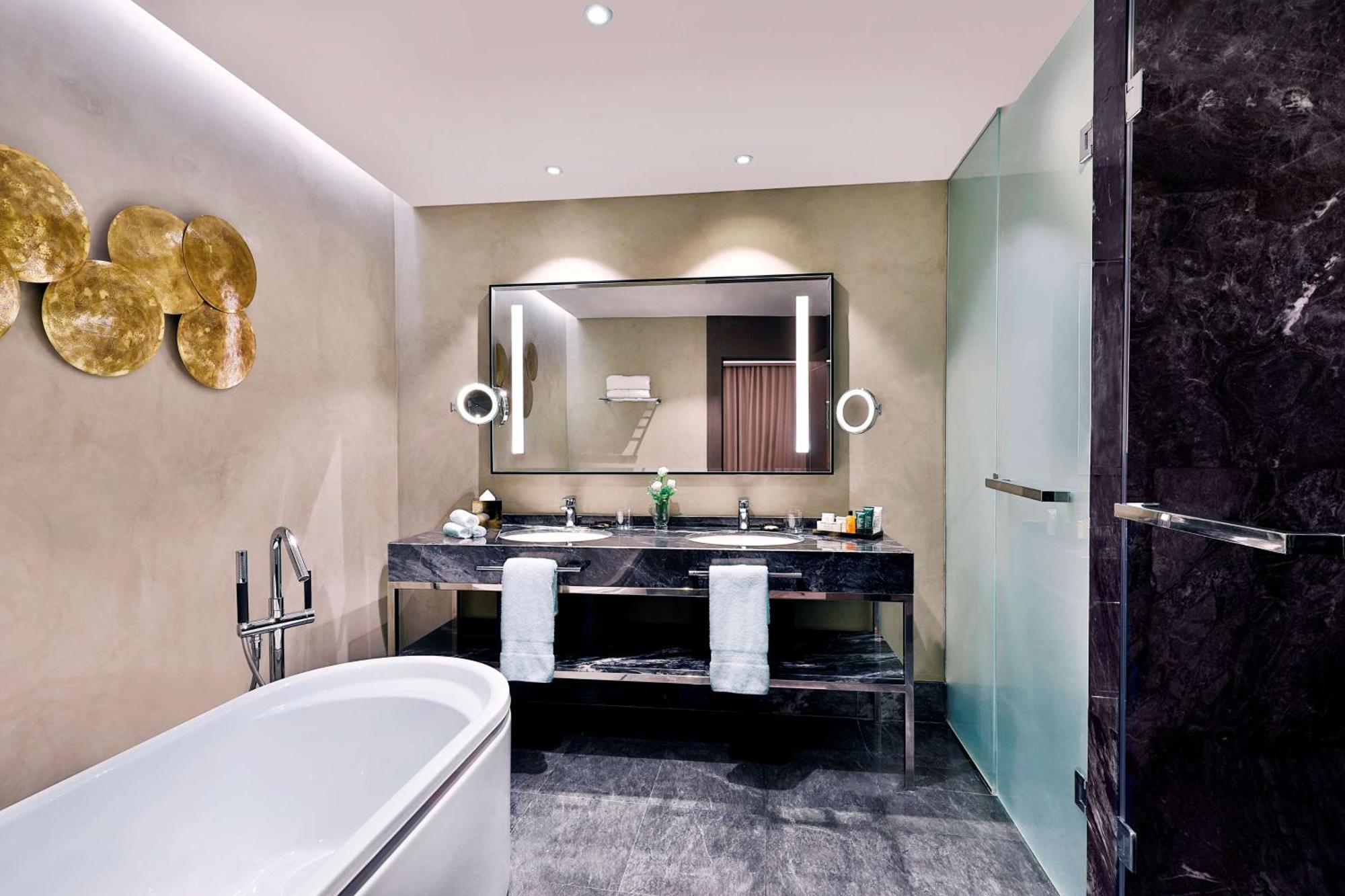 Hilton Tanger City Center Екстериор снимка Bathroom